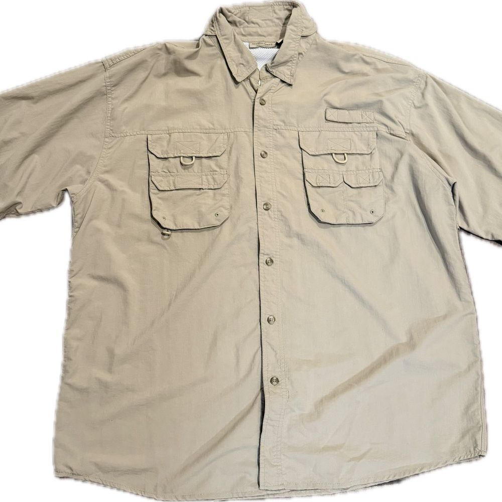 Rugged Earth Outfitters men’s short sleeve fishing shirt in tan/khaki size XXL